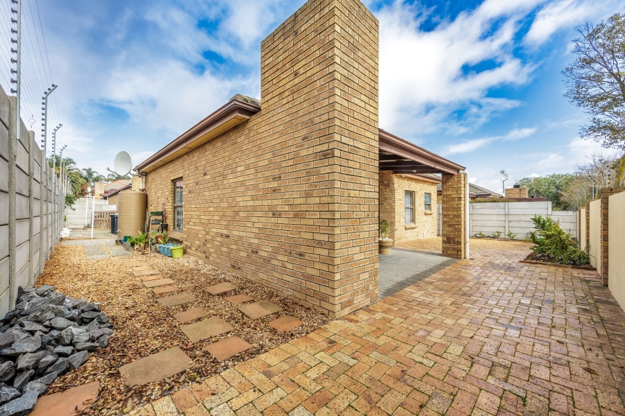 To Let 3 Bedroom Property for Rent in Sonstraal Heights Western Cape
